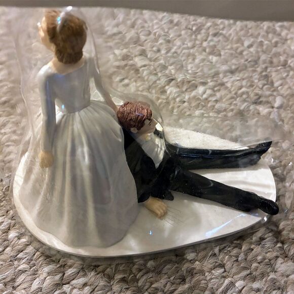 Wilton Humorous Wedding Figurine Table or Cake Topper - Picture 3 of 5